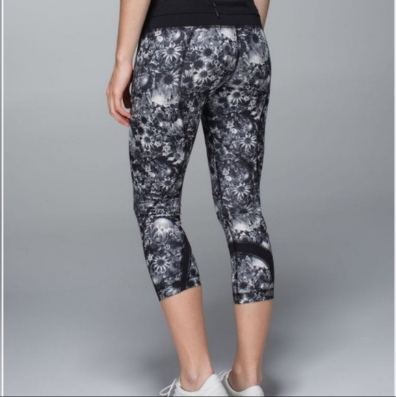 Lululemon Run Inspire Crop II - Size 4 - Picture 2 of 7